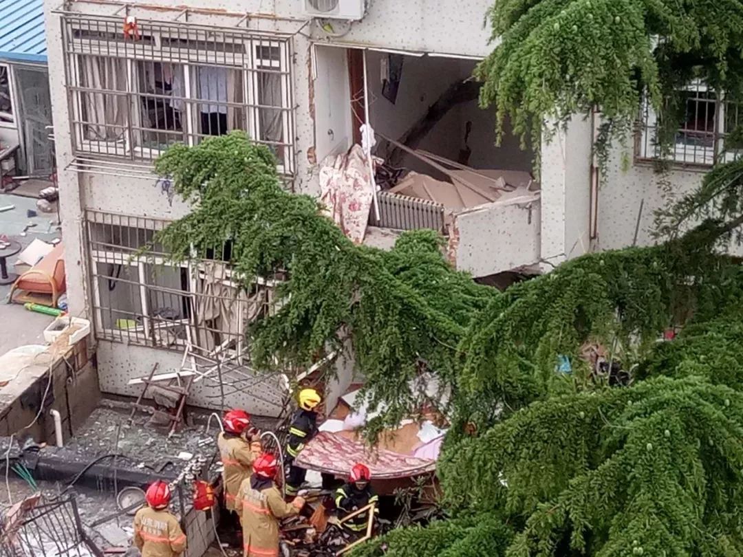 最新!青岛一居民楼发生爆燃,1人死亡,7人受伤!二楼天花板被击穿,医生爬进去救人 fg电子平台