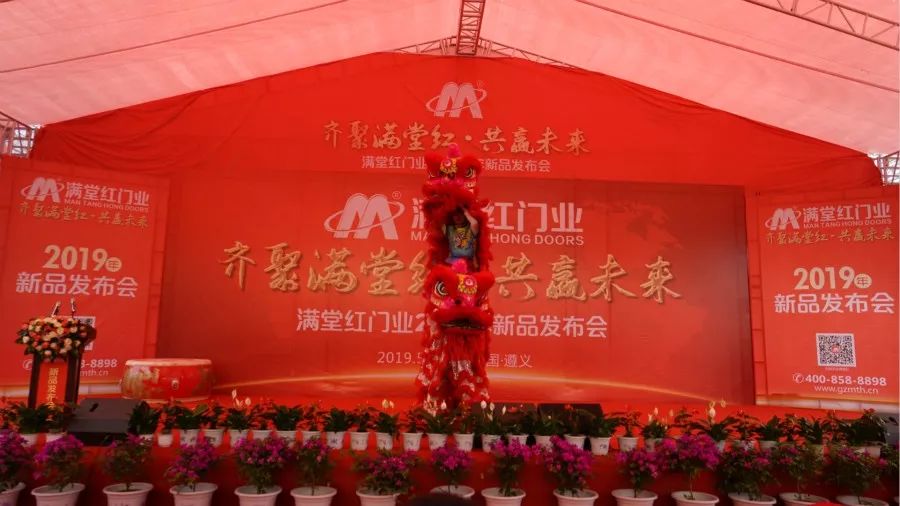 遵义|草根明星“大衣哥”朱之文现身遵义满堂红门业新品发布会!