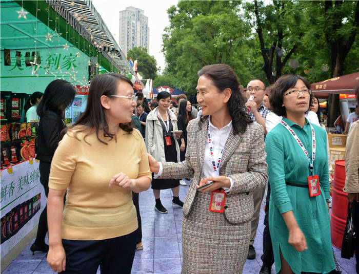 麻辣空间创始人朱鸿艳向成都市副秘书长,市政府办公厅主任—廖成珍