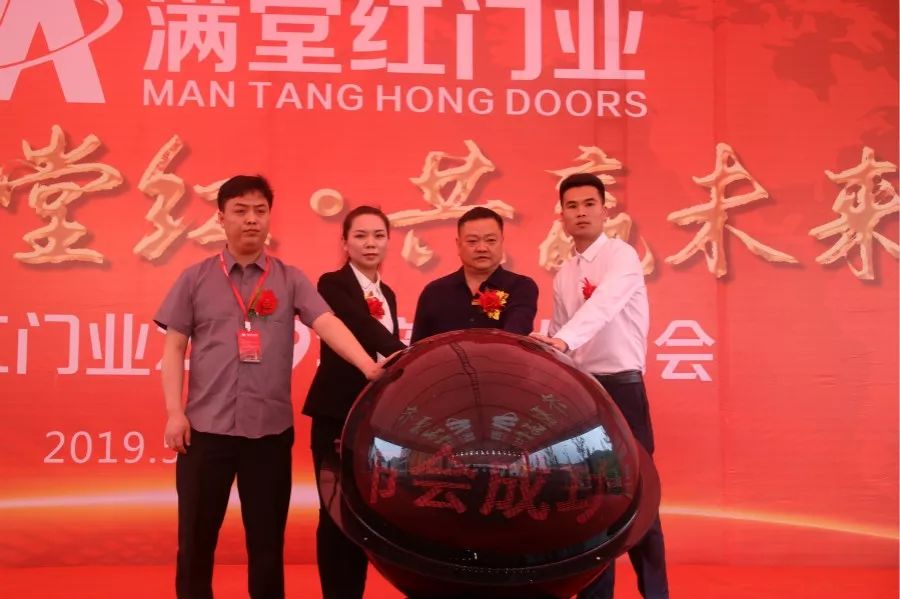 遵义|草根明星“大衣哥”朱之文现身遵义满堂红门业新品发布会!