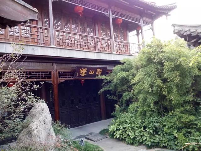 看山楼小玲珑山馆,得名于园中一块玲珑剔透的太湖石,其姿态优美,玲珑