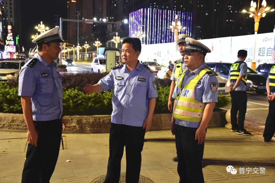 警训普宁交警昨晚全市大行动出动近500多名警力千余人受到处罚