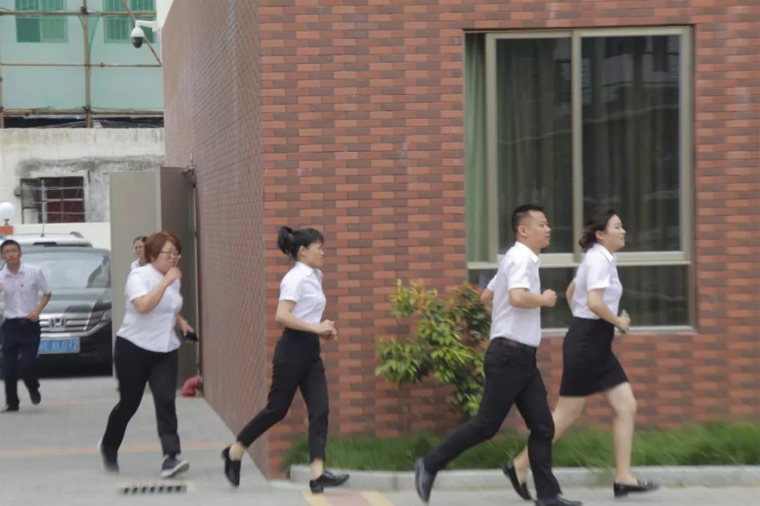 警报声长鸣,一学生被困…今天珊蒂泉外国语学