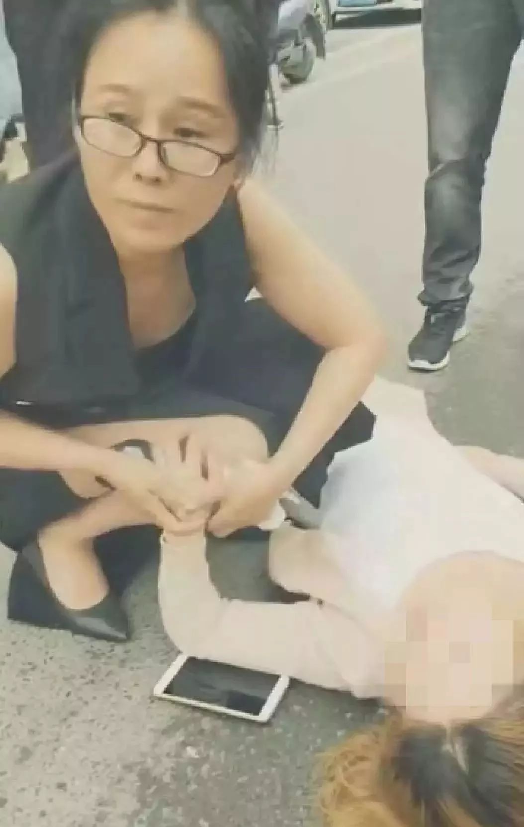 阜阳这名黑衣女子,你火了!