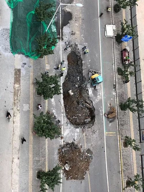 昨日凌晨3时许,在明光路与纬三十街十字西侧路面发生塌陷,致一辆行驶