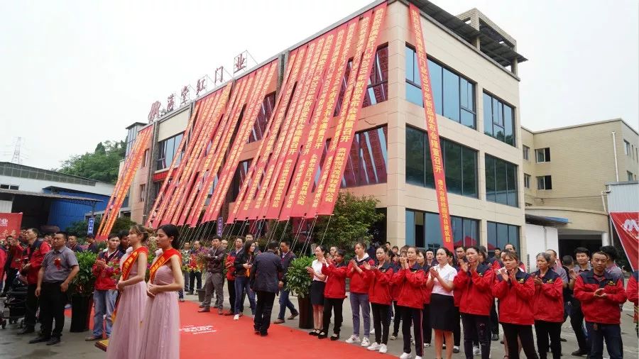 遵义|草根明星“大衣哥”朱之文现身遵义满堂红门业新品发布会!