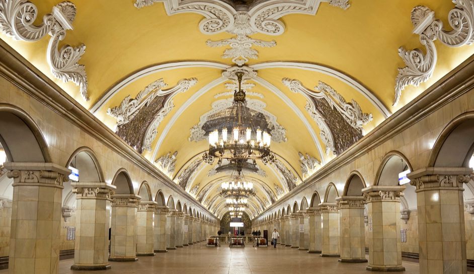 每个车站都由俄罗斯国内著名建筑师设计,各有其独特风格,建筑格局也各