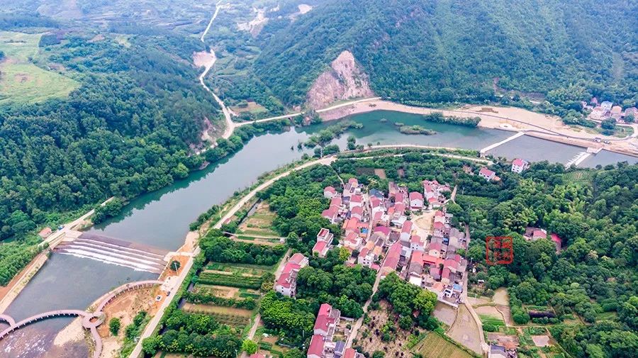 羽林街道枫家潭村地处新昌县东北面,距县城10公里,紧邻黄泽江南岸