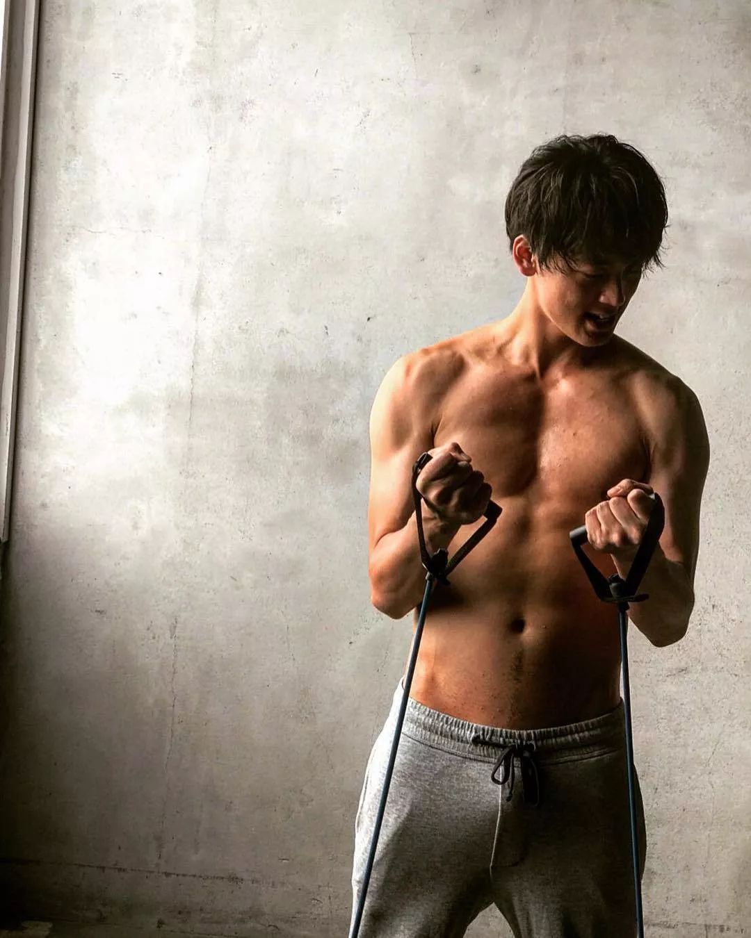 身高 185 cm,又拥有一副恰到好处的肌肉型体格,竹内凉真去年被日本