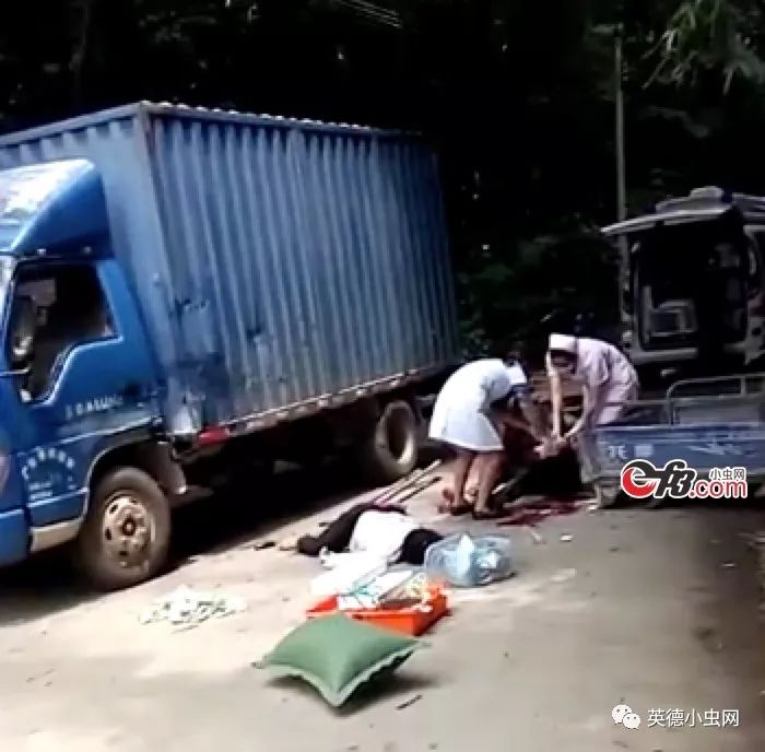 英德云岭发生严重交通事故:货车与三轮车相撞,两伤者倒地.