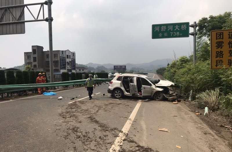 四川南充:小车车祸致3人死亡,护栏插入贯穿车身,仅司机生还