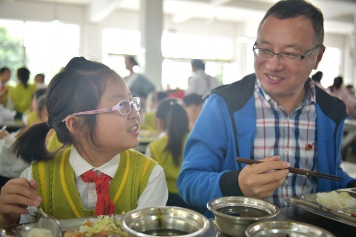 字里行间都是爱!东阳校长的陪餐日记感动人心