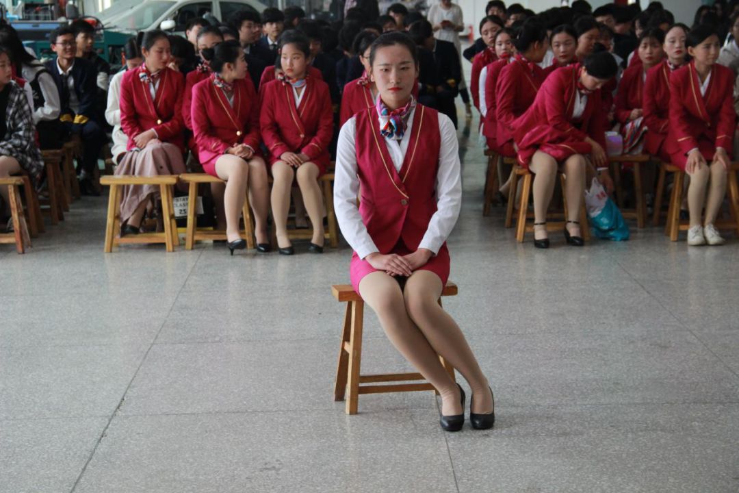 罗山县中等职业学校高铁乘务专业形体礼仪比赛