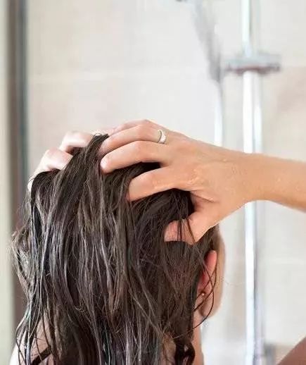 在涂洗发水之前,先用30°-40°的热水充分浸湿头发和头皮,这样不仅