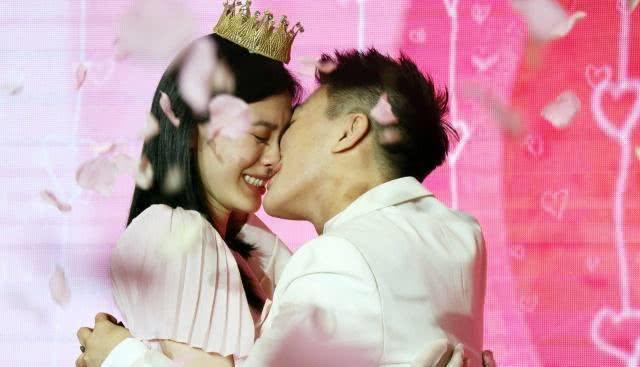 为奚梦瑶嫁进豪门捏把汗何猷君被发现假花求婚台下不理睬梦瑶