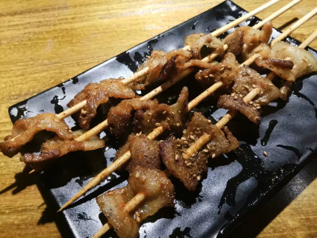 五厂羊肉串 嫩鸭血 厄瓜多尔烤虾 川派五花肉 黄金扇贝 手打嫩牛酥肉