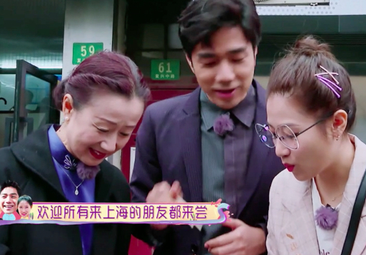 袁成杰夫妻只顾吃面让妈妈端着碗,芊芊路过厨房也不帮婆婆做早餐