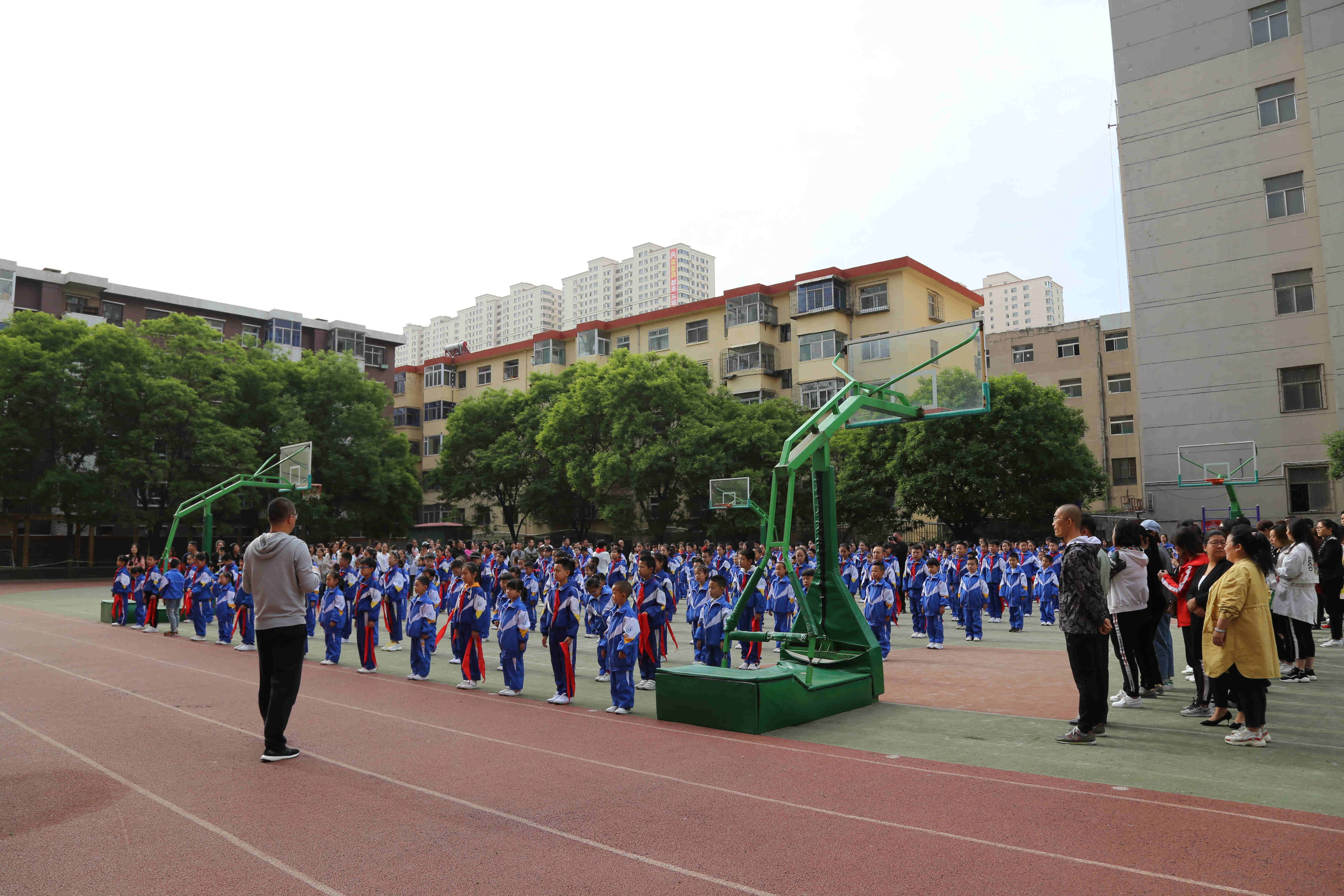 为共产主义事业而奋斗时刻准备着迎泽区朝阳街小学举行新队员入队仪式