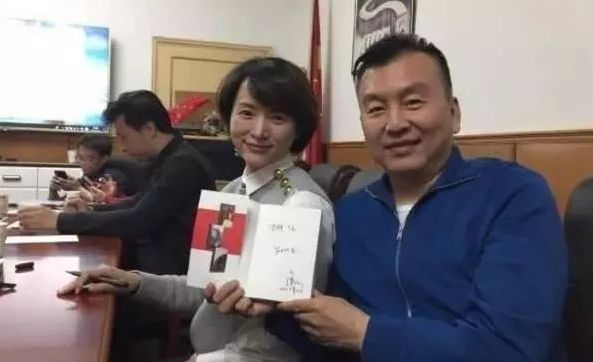 曾向董卿求婚三次,却惨遭拒绝,今54岁生日董卿开心为他庆生_张泽群