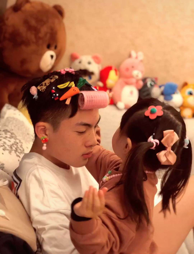                     原创            “最精致哥哥”火了，被妹妹打扮成大美人儿，妈妈看了瞬间心动