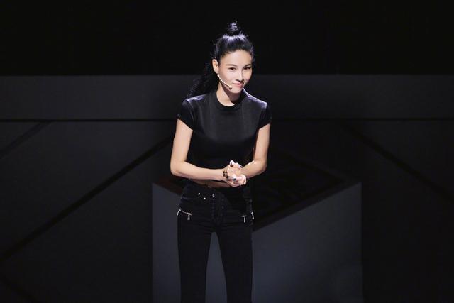 原创张蓝心这腿真让人服气,穿黑色修身裤长约1米3,说竹竿都不过分