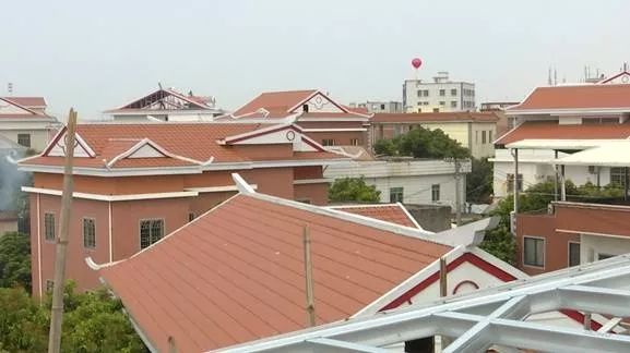 "和裸房整治工程,原本都是平屋顶,如今已成了闽南特色的燕尾式屋檐
