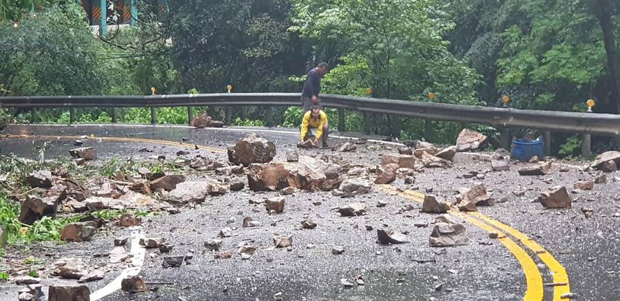 大雨不断 埔雾公路人止关隧道落石砸车