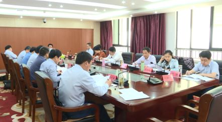 5月14号,县委书记王华主持召开县委常委副县长联席会议,县领导王赵春