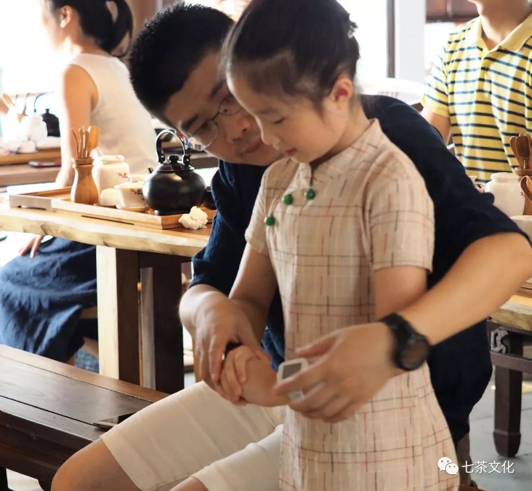 幸福存在于家庭之间,父母是水,孩子是茶,向往那完美的融合。 通博乐信誉最好的pt老虎