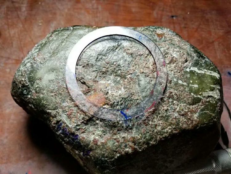 被嫌弃的翡翠原石开窗后全场都沸腾啦