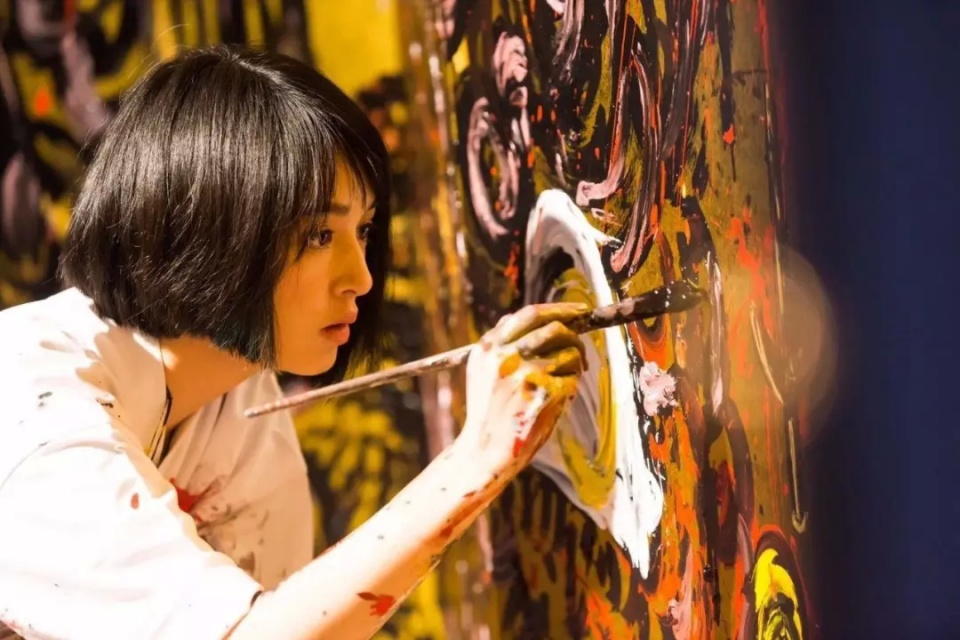 “狂野少女”绘画堪比毕加索，有8 亿人在看她作画