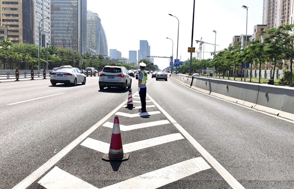 行驶时,自汇流点开始,两个车道机动车像拉链交错一样先后驶入合流车道