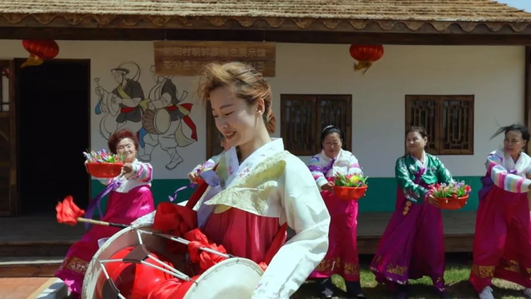 精彩的朝鲜族歌舞、脍炙人口的二人转表演、有奖知识问答、扫码领朝族特