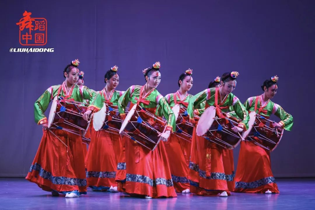 长鼓舞将朝鲜族舞蹈的气韵,节奏发挥得淋漓尽致,在民间广泛流传.