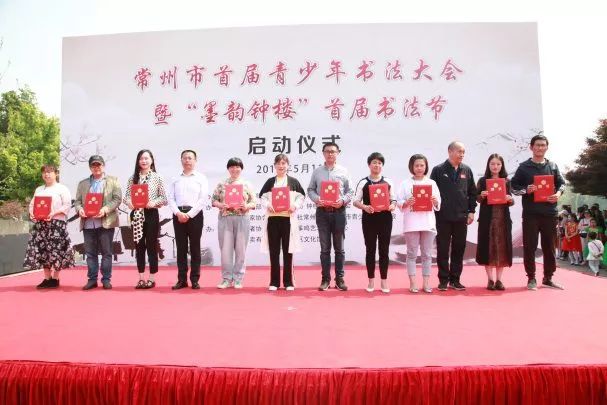 小书法家们常州市首届青少年书法大会开始啦