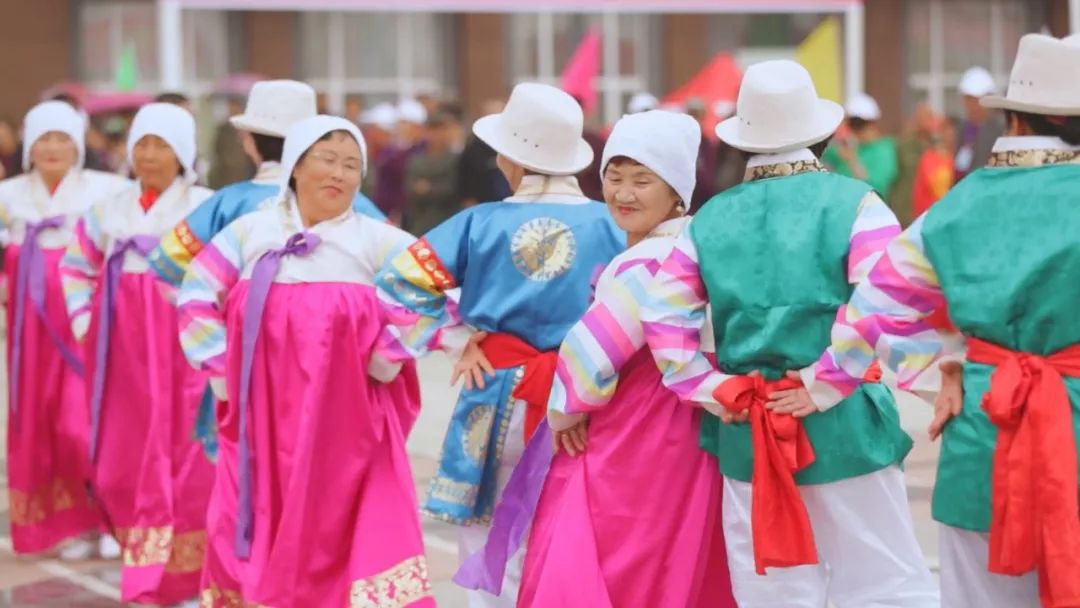 精彩的朝鲜族歌舞、脍炙人口的二人转表演、有奖知识问答、扫码领朝族特