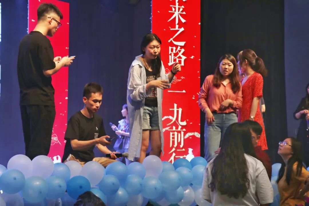 幕后到台前的完整叙事