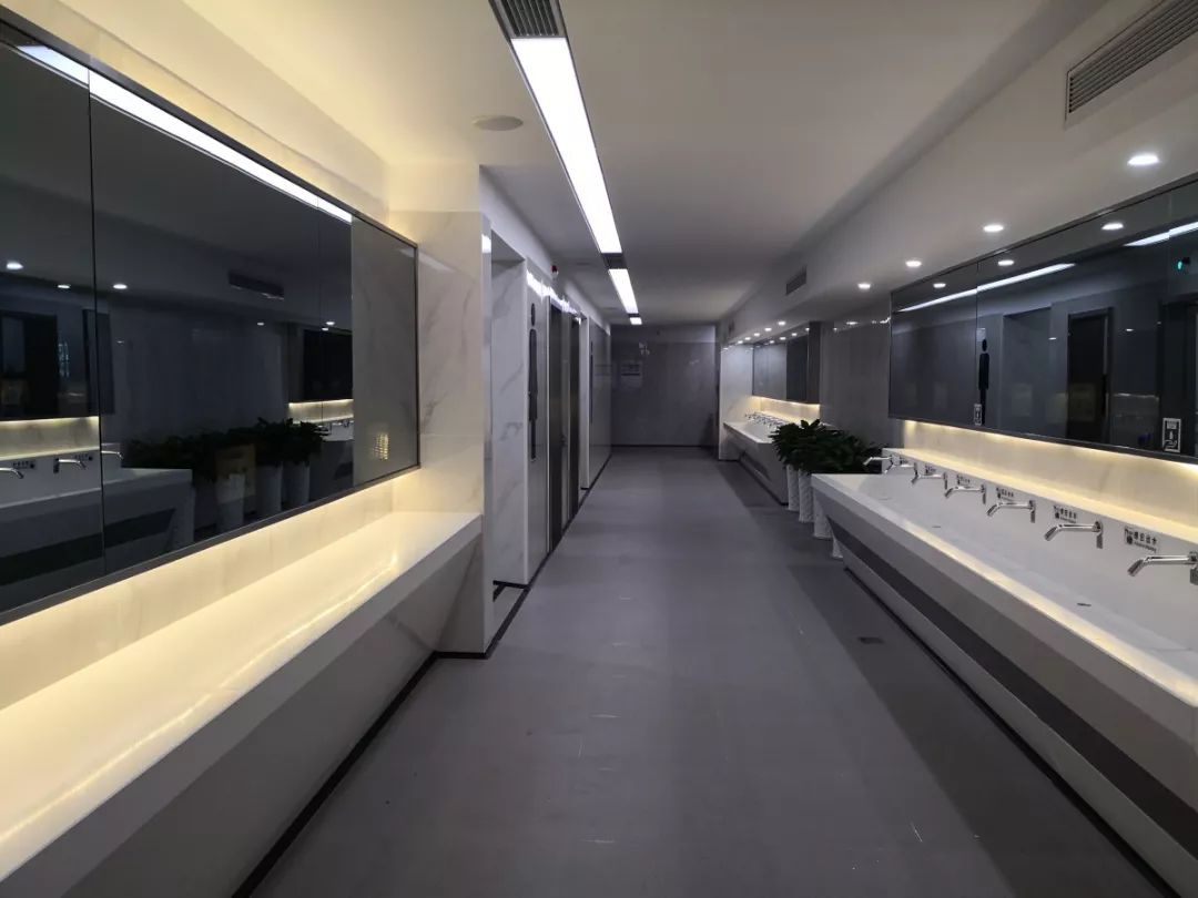 终于能光明正大进“男厕所”了