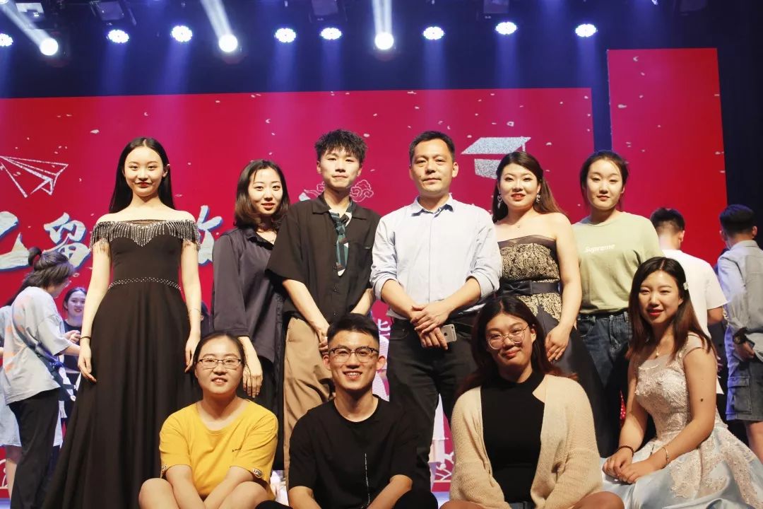 从幕后到台前揭秘体育直播解说员如何用声音点燃赛场激情