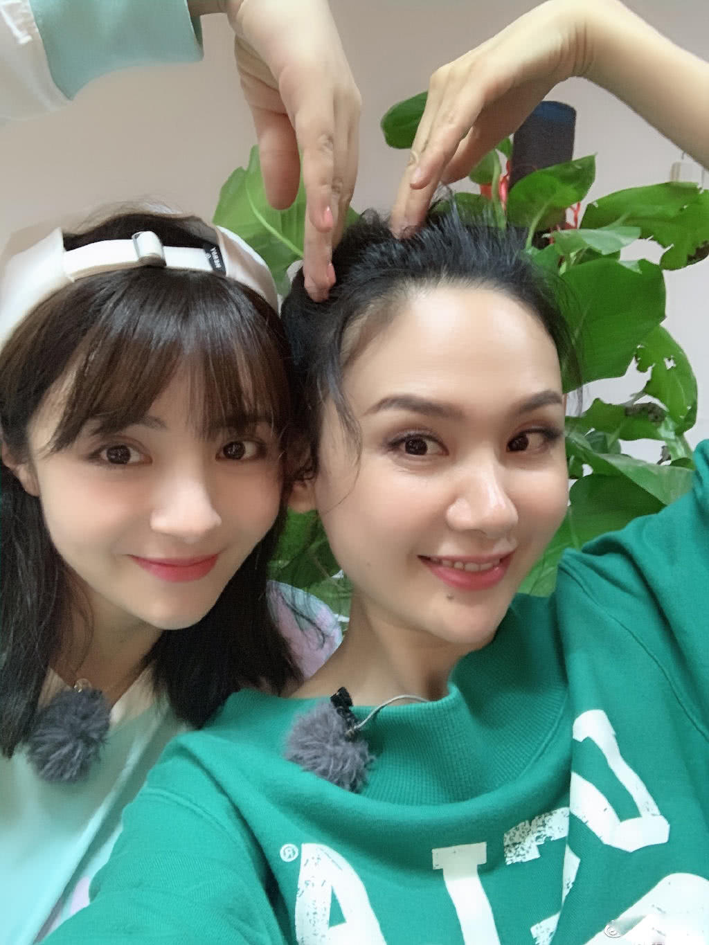 原创42岁的程莉莎和32岁的麦迪娜新合照两个都太可爱了吧