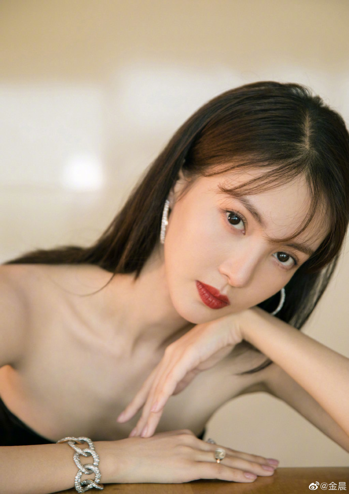 金晨最新美照曝光,一袭黑色抹胸长裙少女感炸裂!
