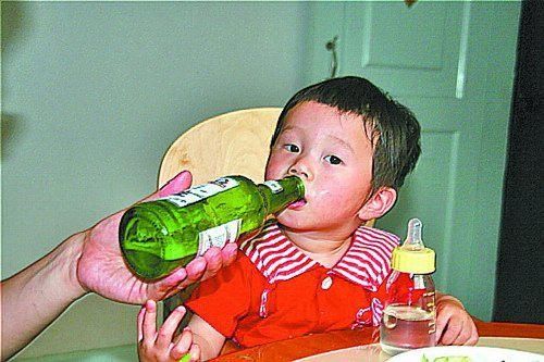                     原创            逗娃喝酒致娃中毒身亡，逗娃导致危险行为大盘点！