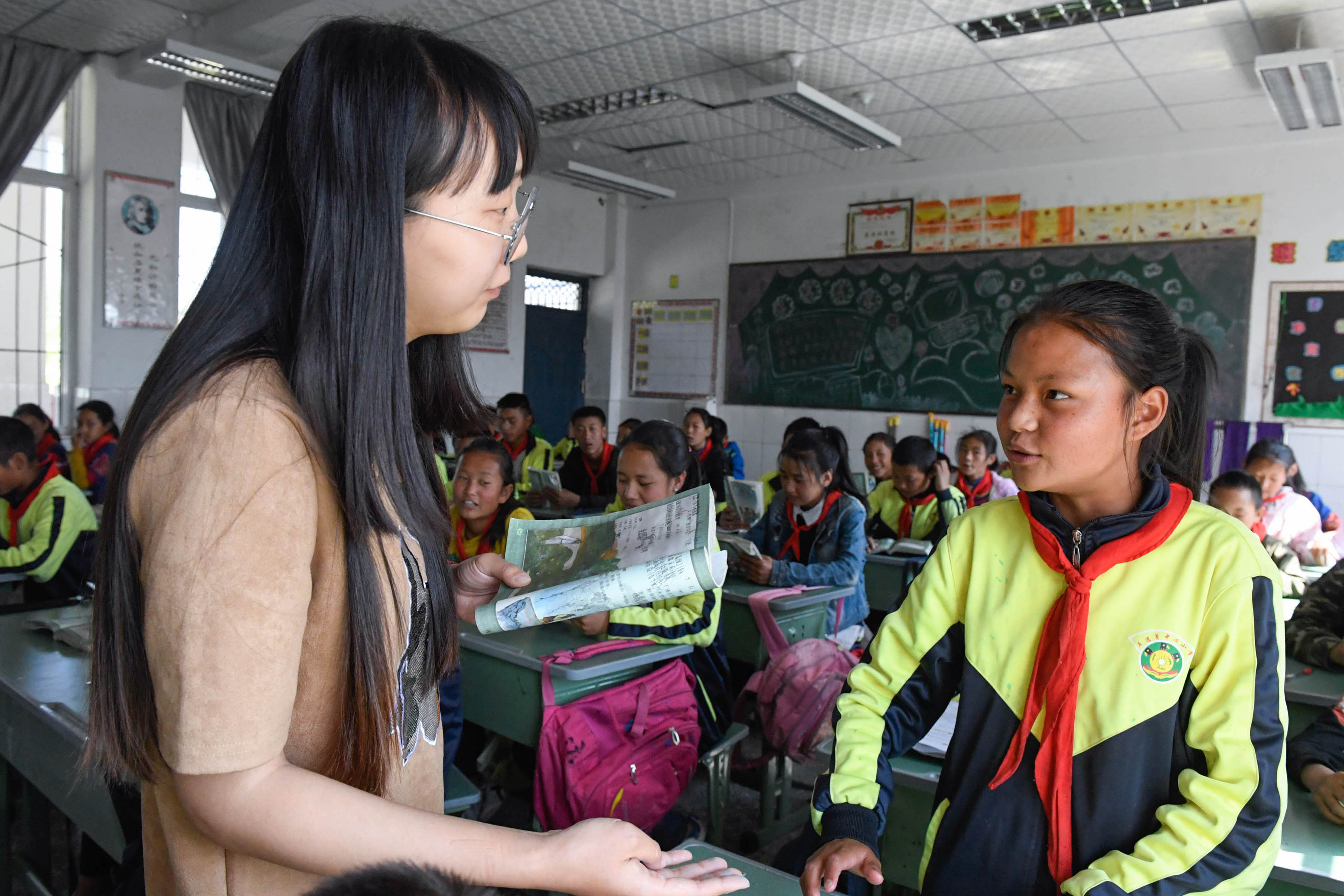 5月16日,在四川省普格县五道箐乡中心小学,彝族学生铁秀花在回答语文