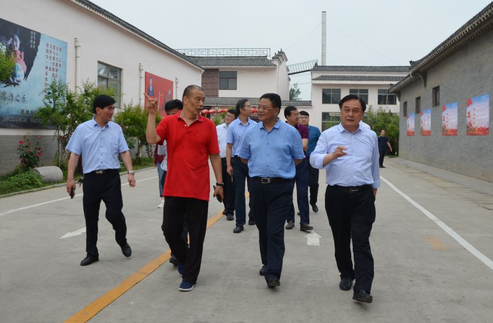 中共菏泽市委党校,菏泽市行政学院授予山东杨湖酒业"教学调研基地"