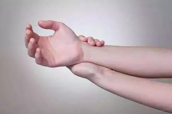 坐月子抱孩子手腕疼怎么办