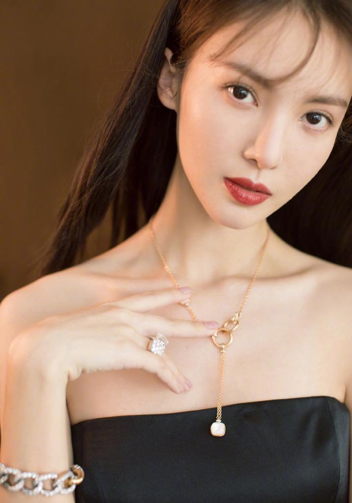 金晨并非科班出身的演员,她毕业于北京舞蹈学院民族舞专业,进入演艺圈