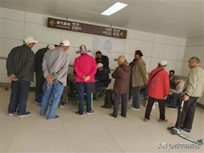 人行通道变成了棋牌娱乐室