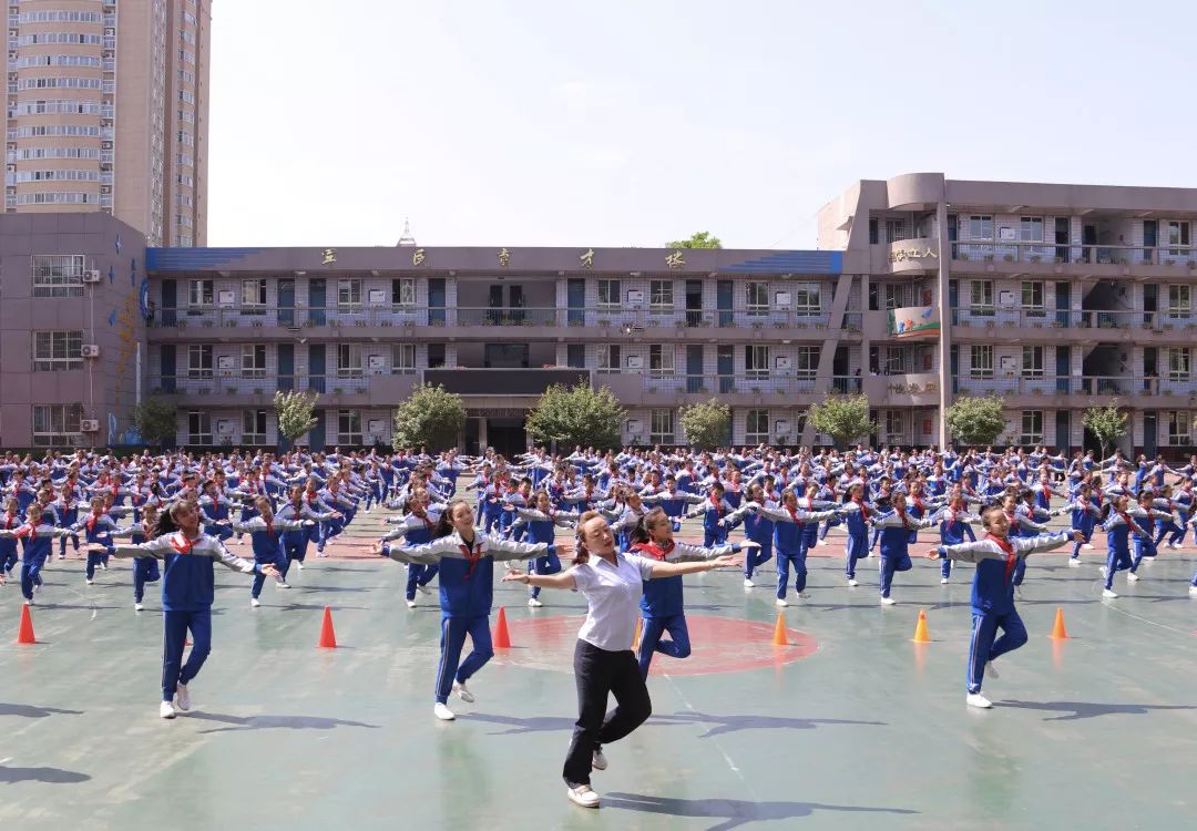 梦"大型排舞万人同跳,庆祝新中国成立70周年(西安市莲湖区机场小学)