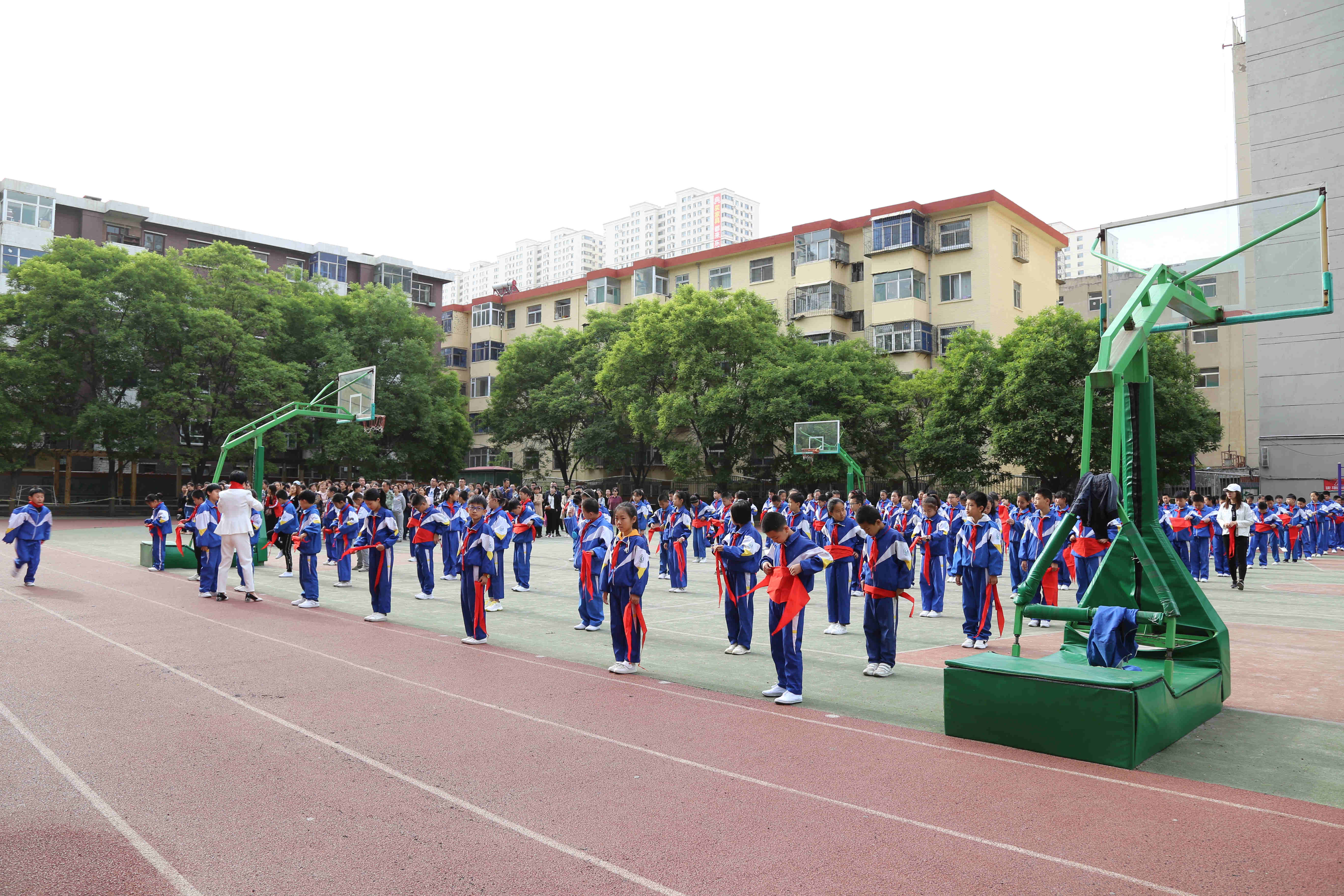 为共产主义事业而奋斗时刻准备着迎泽区朝阳街小学举行新队员入队仪式