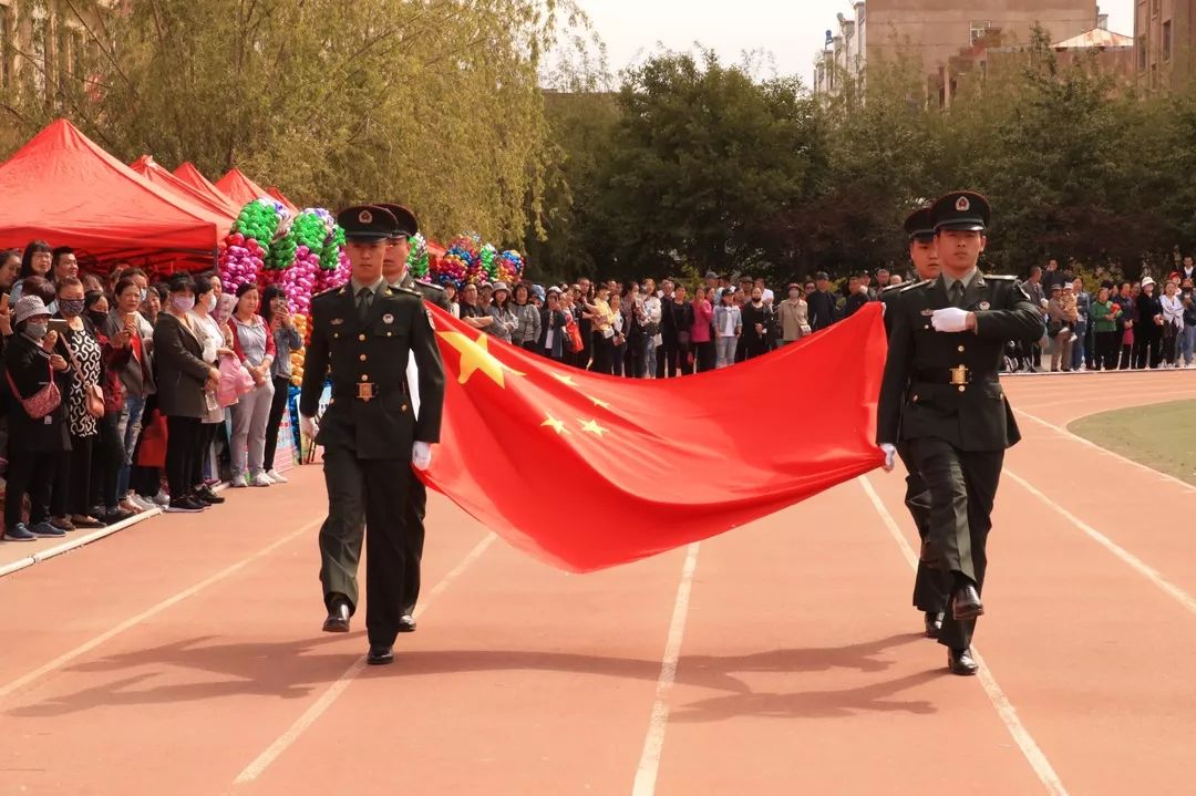 在这个生机盎然的春月,绥化市尚志小学轮滑队为大家带来了一场瑰丽的
